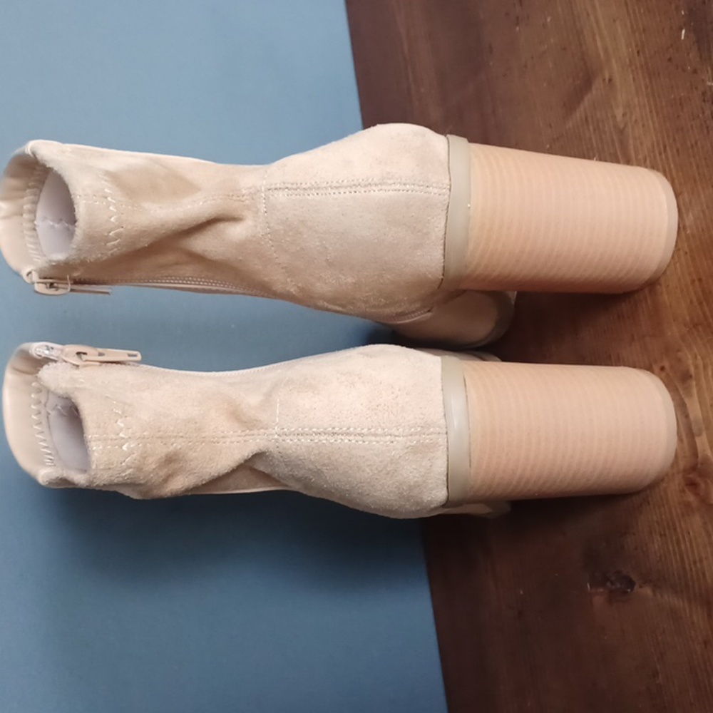 Lulu's boots - Picture 4 of 15